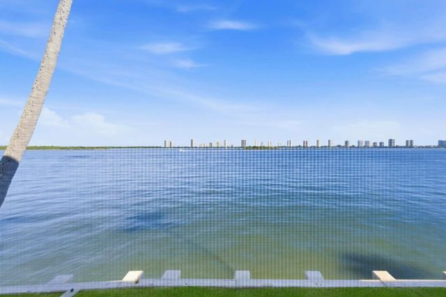 100 Doolen Court 203, North Palm Beach, FL 33408