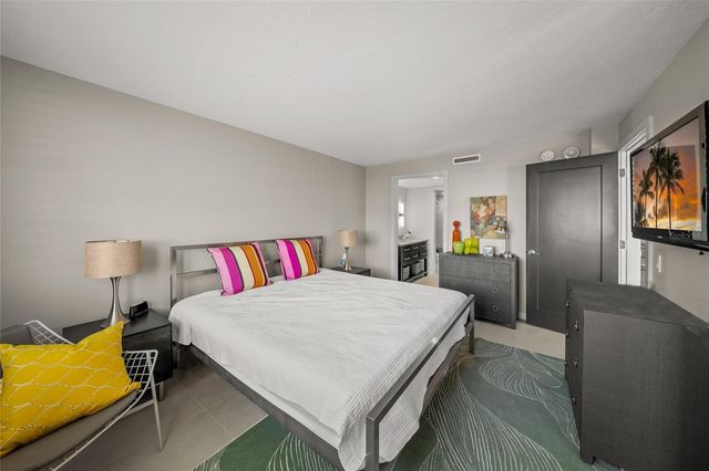 5750 MIDNIGHT PASS ROAD 704E, Sarasota, FL 34242