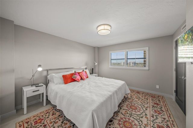 5750 MIDNIGHT PASS ROAD 704E, Sarasota, FL 34242