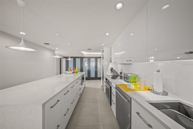 5750 MIDNIGHT PASS ROAD 704E, Sarasota, FL 34242