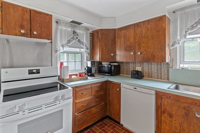 306 Pleasant St, Leicester, MA 01524