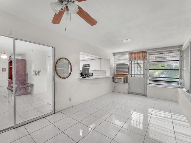 4270 NW 49th Ave, Lauderdale Lakes, FL 33319