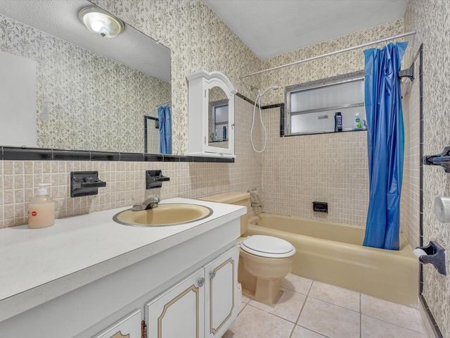 4270 NW 49th Ave, Lauderdale Lakes, FL 33319