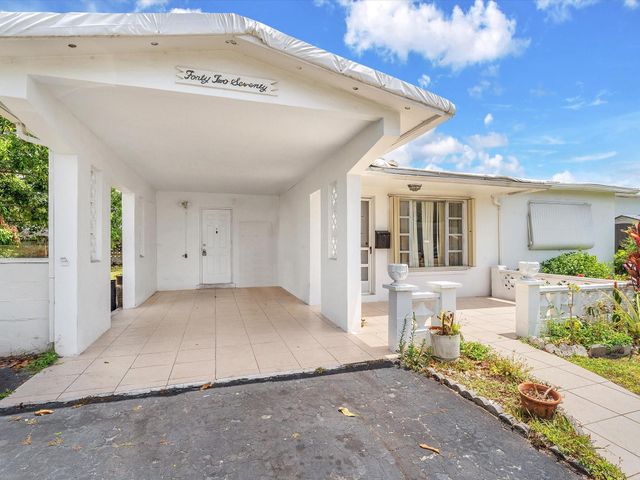 4270 NW 49th Ave, Lauderdale Lakes, FL 33319