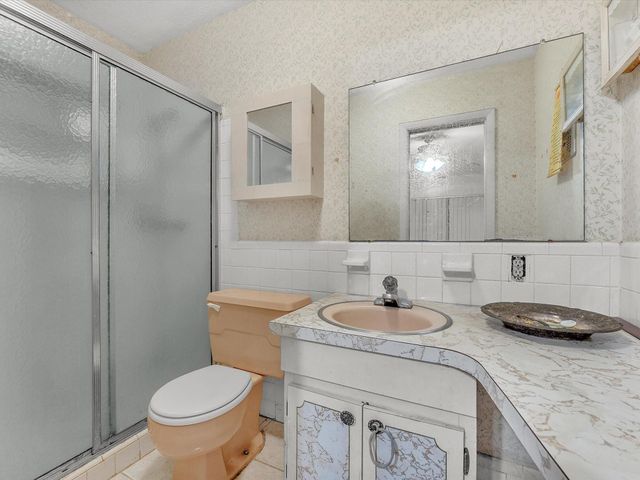 4270 NW 49th Ave, Lauderdale Lakes, FL 33319
