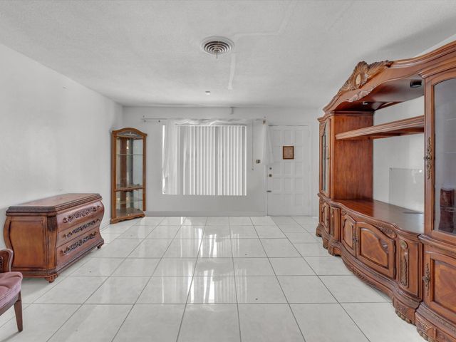 4270 NW 49th Ave, Lauderdale Lakes, FL 33319