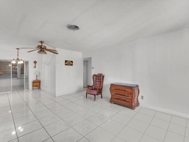 4270 NW 49th Ave, Lauderdale Lakes, FL 33319