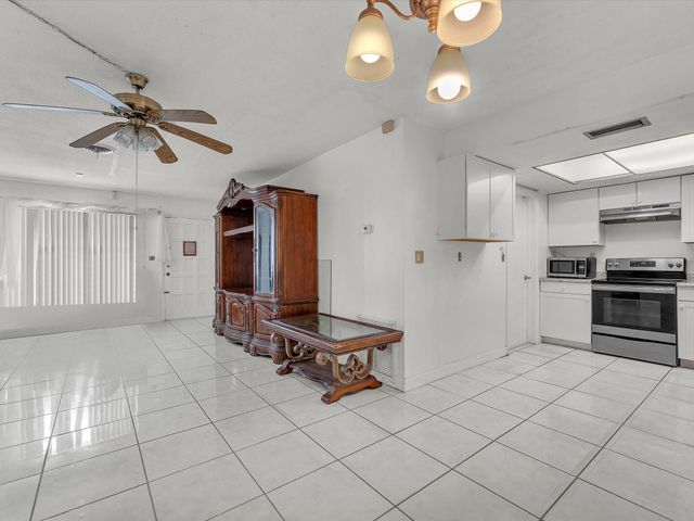4270 NW 49th Ave, Lauderdale Lakes, FL 33319