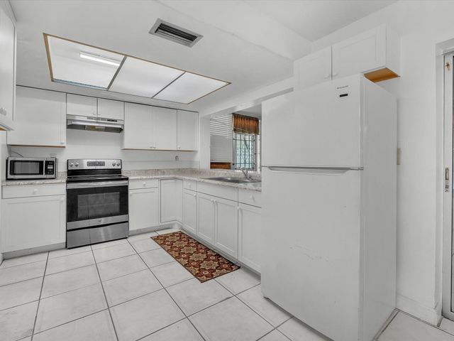 4270 NW 49th Ave, Lauderdale Lakes, FL 33319