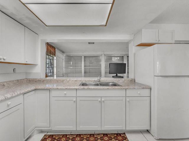 4270 NW 49th Ave, Lauderdale Lakes, FL 33319