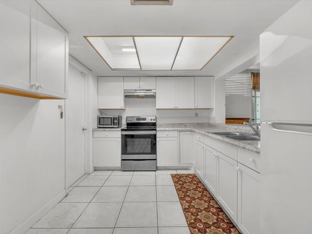 4270 NW 49th Ave, Lauderdale Lakes, FL 33319