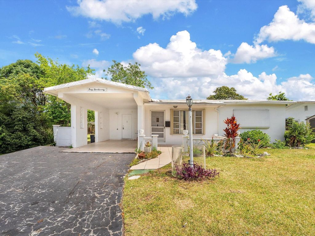 4270 NW 49th Ave, Lauderdale Lakes, FL 33319