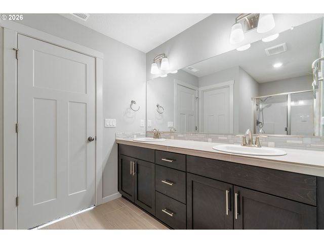 2401 S BROOKSIDE Pl, Ridgefield, WA 98642