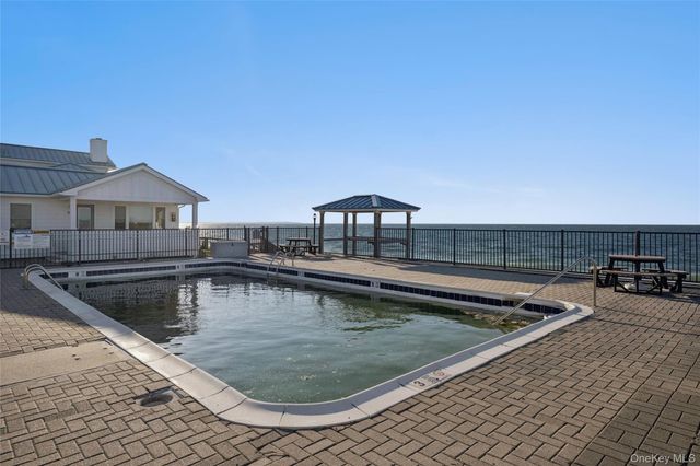 6 Soundview Drive North deck, Montauk, NY 11954