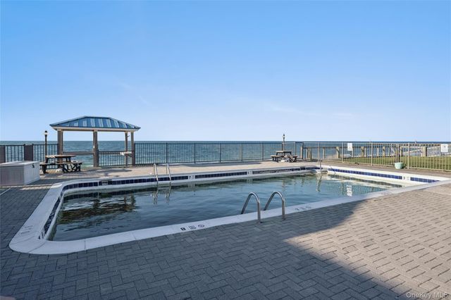 6 Soundview Drive North deck, Montauk, NY 11954