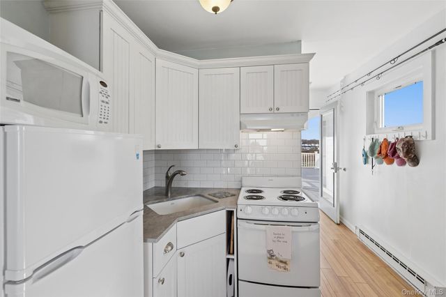 6 Soundview Drive North deck, Montauk, NY 11954