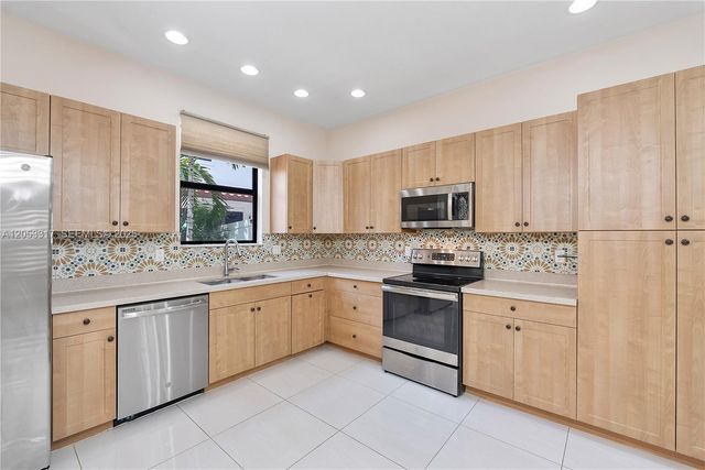 20914 NW 1st Dr, Pembroke Pines, FL 33029