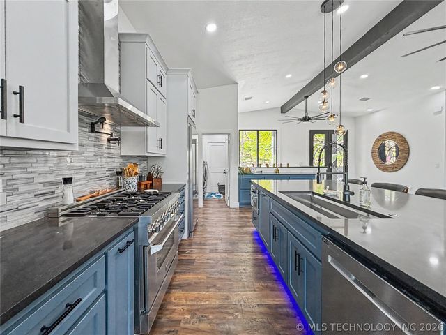 17884 W Running Springs Road, Park Hill, OK 74451