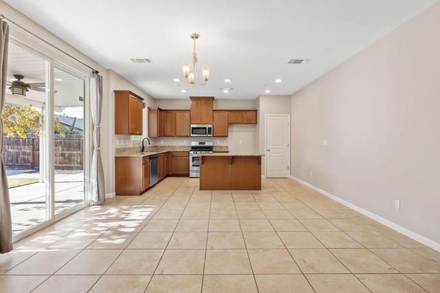 2015 N Hall Court, Visalia, CA 93291