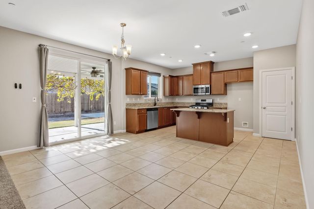 2015 N Hall Court, Visalia, CA 93291