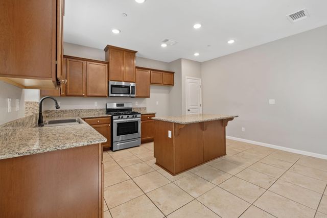 2015 N Hall Court, Visalia, CA 93291