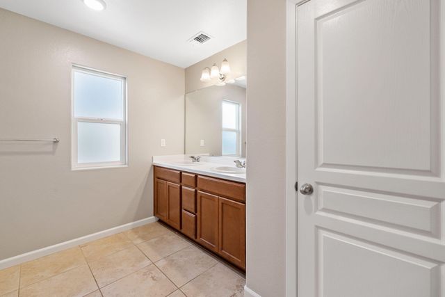 2015 N Hall Court, Visalia, CA 93291