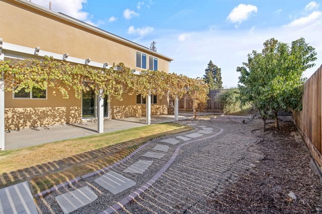 2015 N Hall Court, Visalia, CA 93291