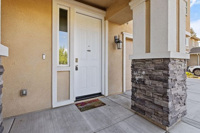 2015 N Hall Court, Visalia, CA 93291