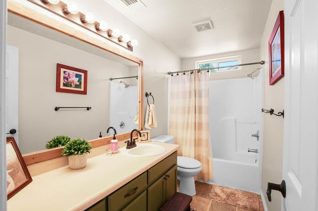 1242 Hawk Drive, Central Point, OR 97502