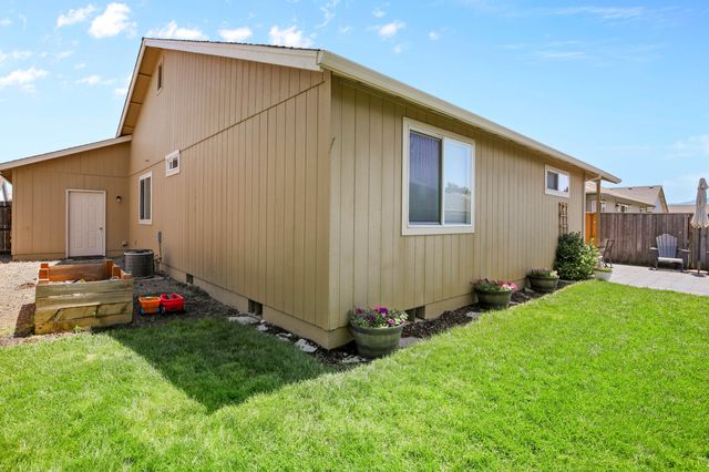 1242 Hawk Drive, Central Point, OR 97502