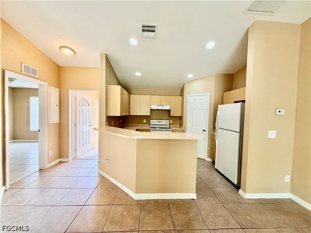 635 Hawthorne AVE S, Lehigh Acres, FL 33974