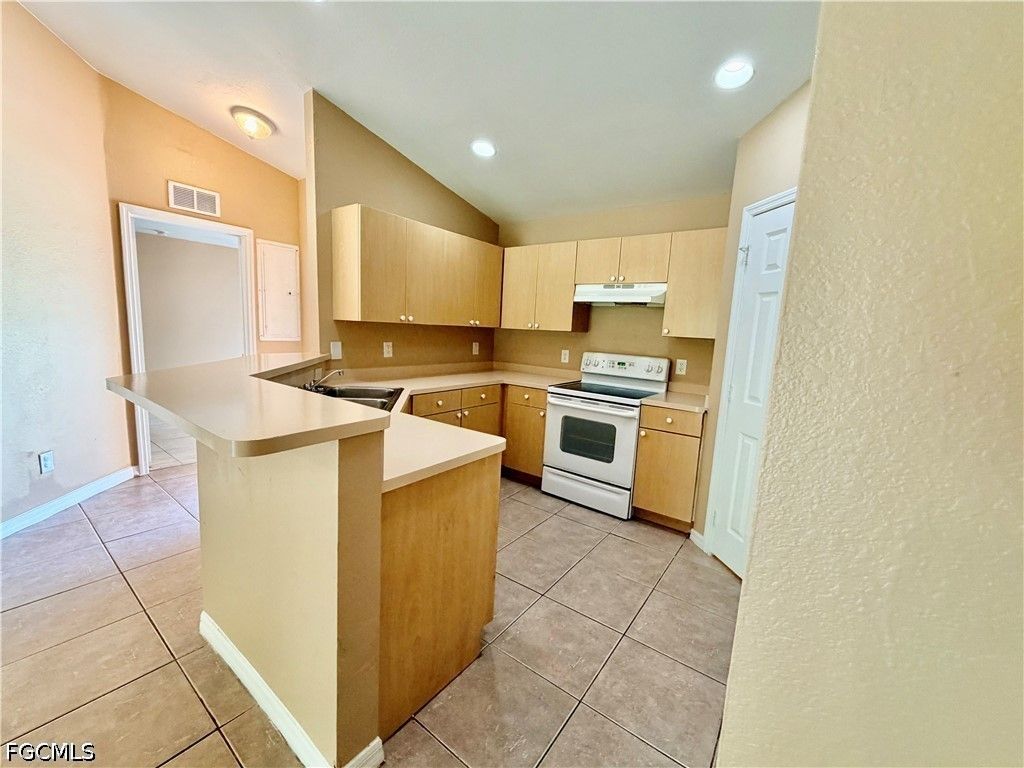 635 Hawthorne AVE S, Lehigh Acres, FL 33974