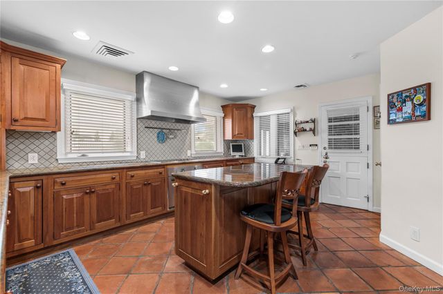 32 Westland Drive, Glen Cove, NY 11542