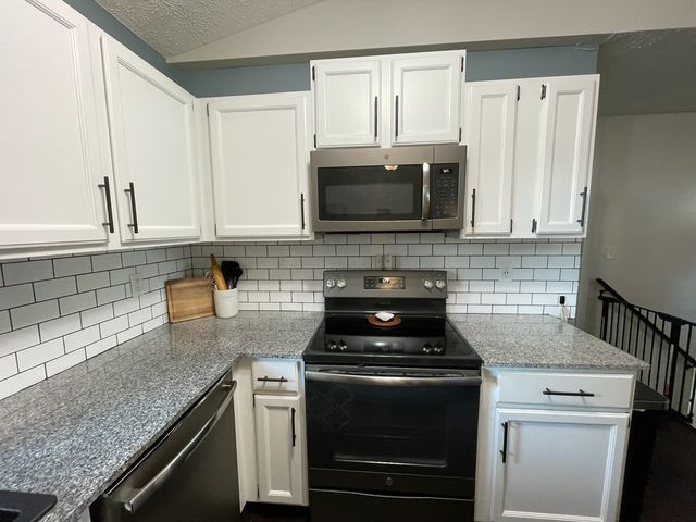 6616 Cresthill Drive, Davenport, IA 52806