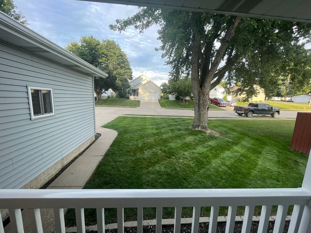 6616 Cresthill Drive, Davenport, IA 52806