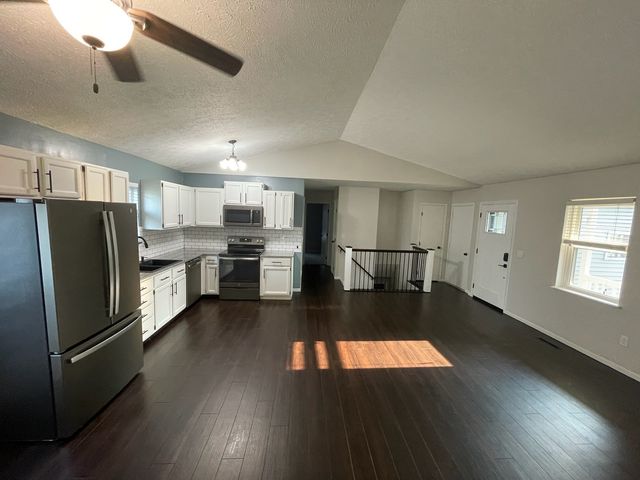 6616 Cresthill Drive, Davenport, IA 52806
