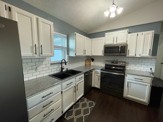 6616 Cresthill Drive, Davenport, IA 52806