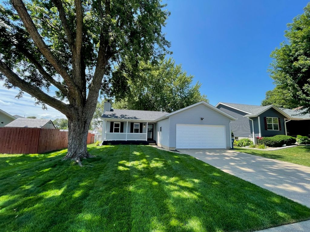 6616 Cresthill Drive, Davenport, IA 52806