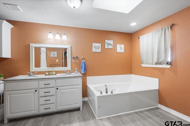 300 N Parkdale, Tyler, TX 75702