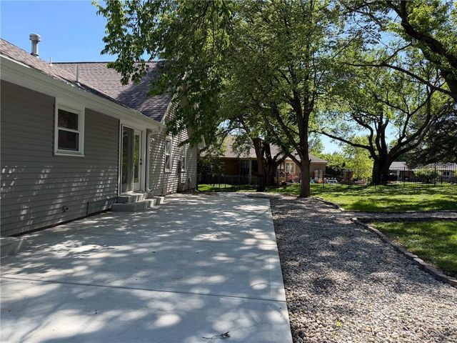 1627 Alvamar Drive, Lawrence, KS 66047