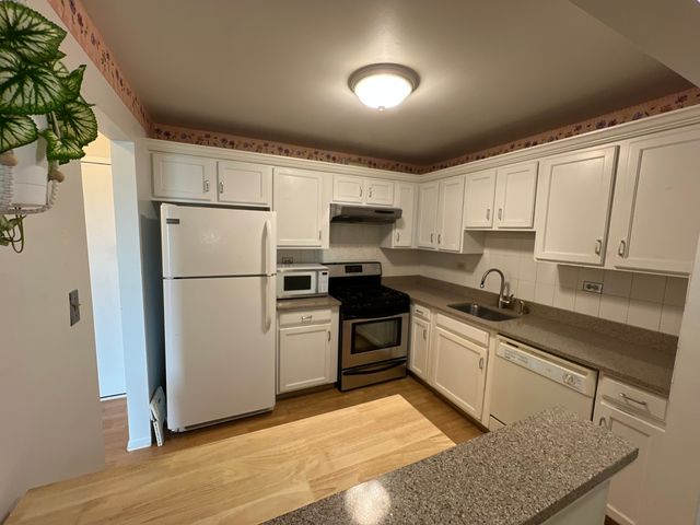 900 E Wilmette Road 411, Palatine, IL 60074
