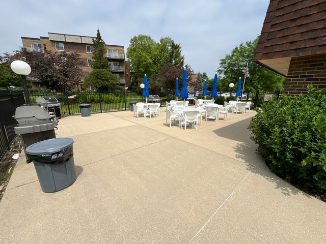 900 E Wilmette Road 411, Palatine, IL 60074