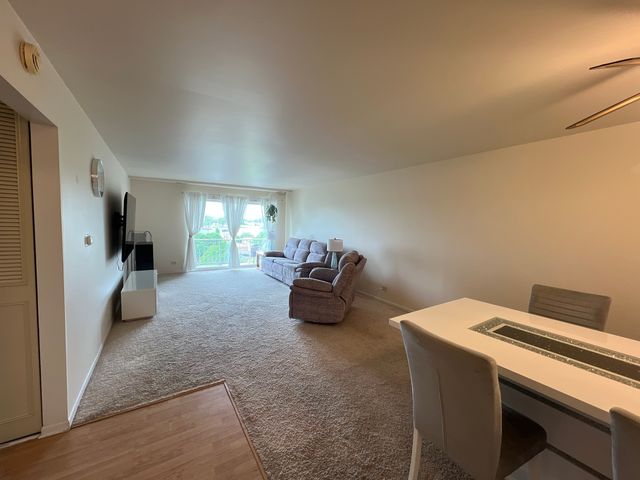 900 E Wilmette Road 411, Palatine, IL 60074