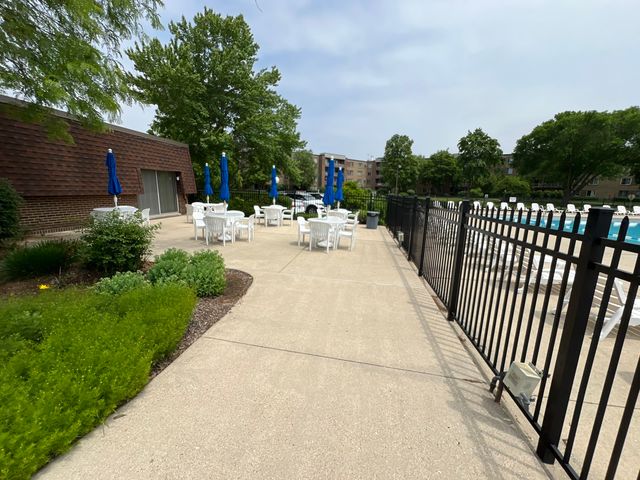 900 E Wilmette Road 411, Palatine, IL 60074