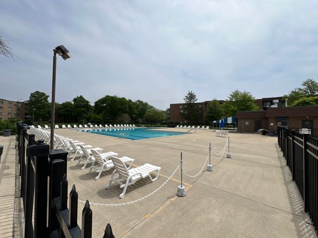 900 E Wilmette Road 411, Palatine, IL 60074