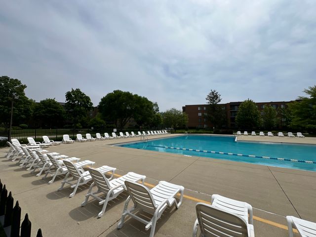 900 E Wilmette Road 411, Palatine, IL 60074