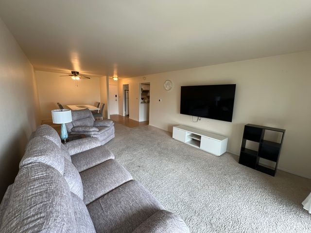 900 E Wilmette Road 411, Palatine, IL 60074