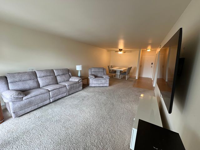 900 E Wilmette Road 411, Palatine, IL 60074
