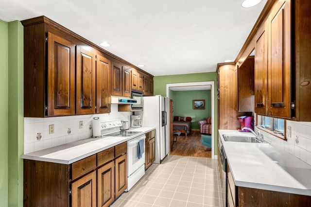 519 Essex St, Hamilton, MA 01982