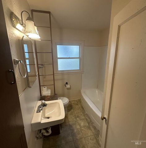 111 S Almond Street, Nampa, ID 83686